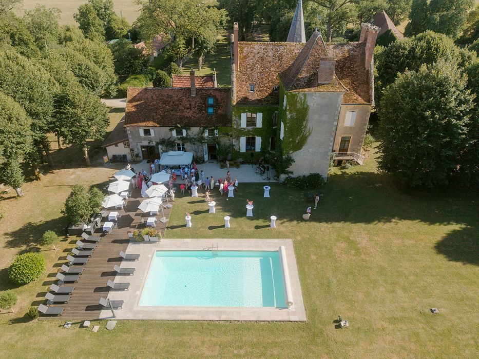 Une réception dans le parc, derrière le château, vue du ciel