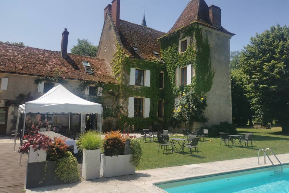 La piscine et sa tonnelle, devant le château