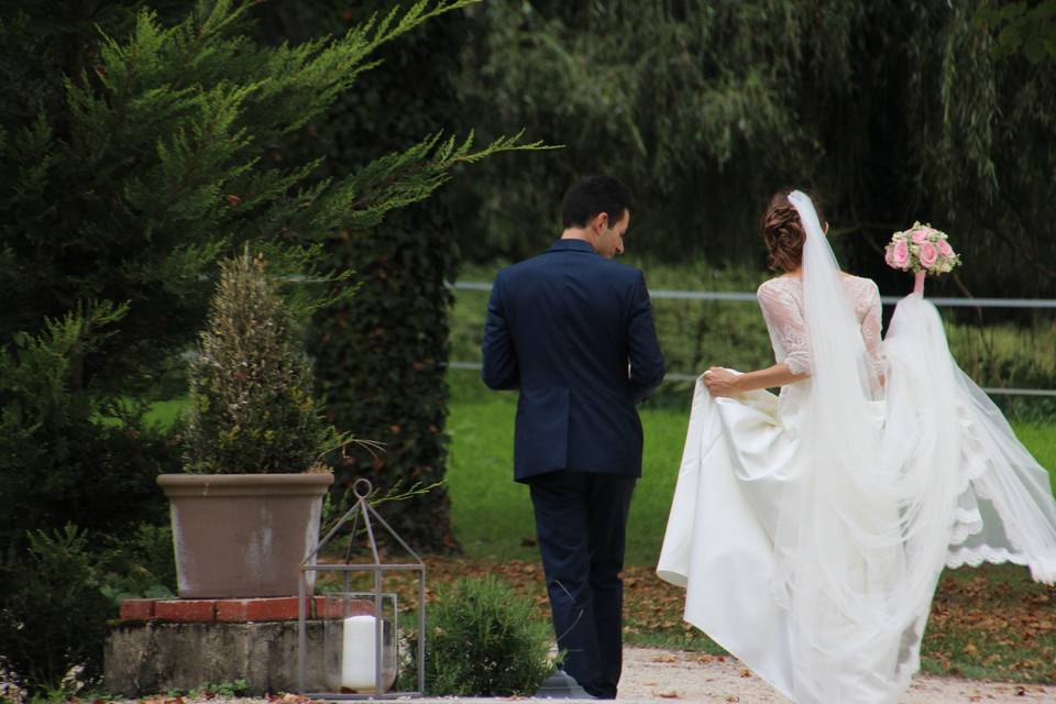 Les mariés dans le parc du château