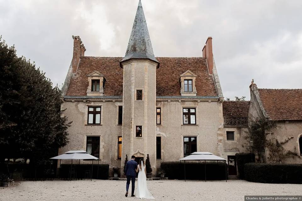 Les mariés devant le château