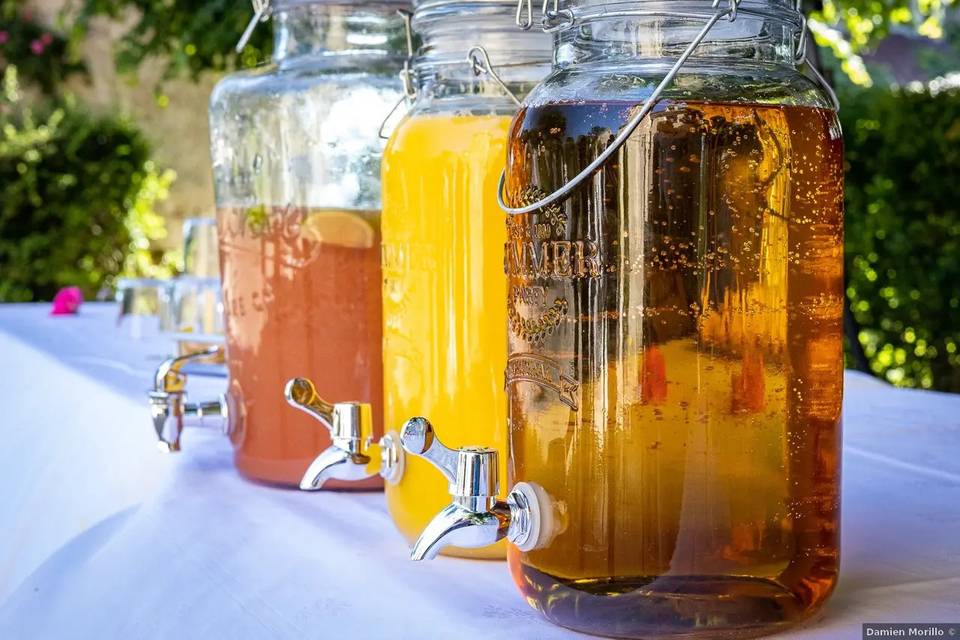 Des fontaines à boissons sur le buffet