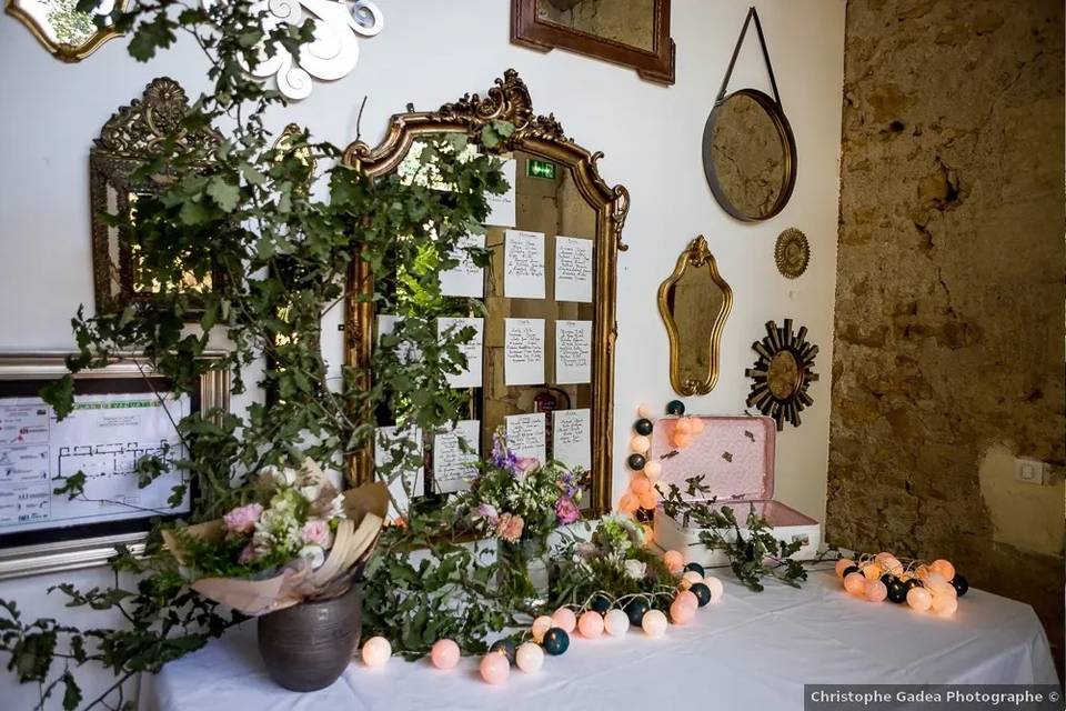Décoration de mariage : miroirs, fleurs et guirlandes lumineuses