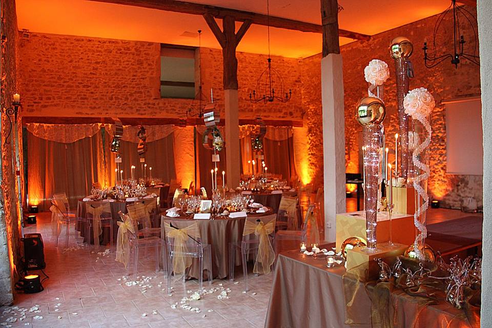 La salle de réception décorée pour un dîner de mariage