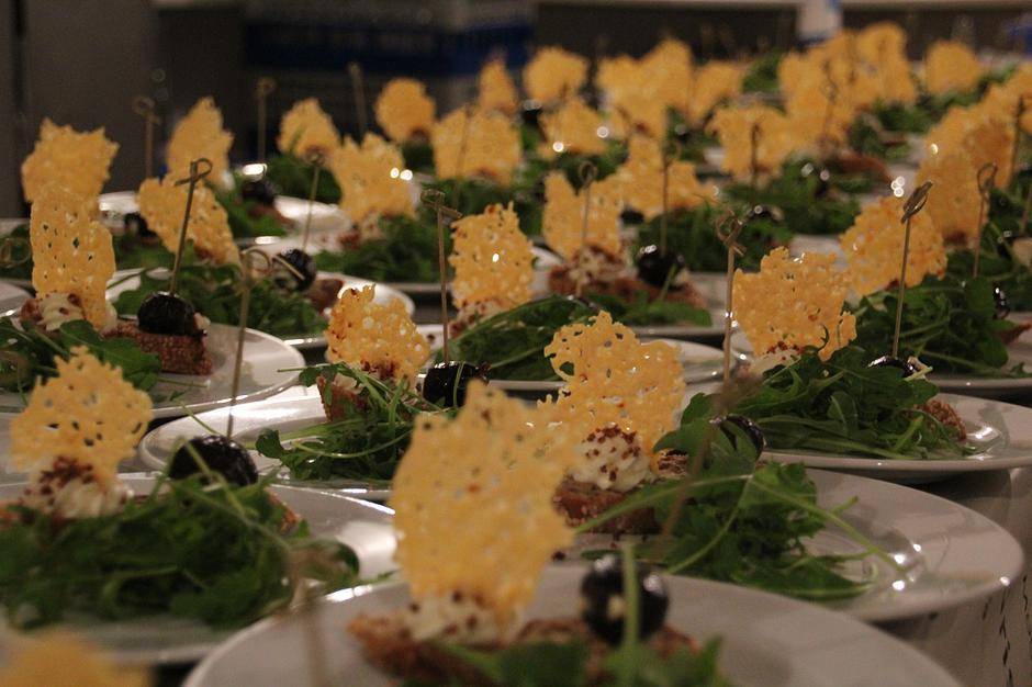 Des entrées dressées pour un repas de mariage