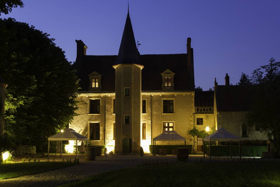 Le château illuminé à la tombée de la nuit