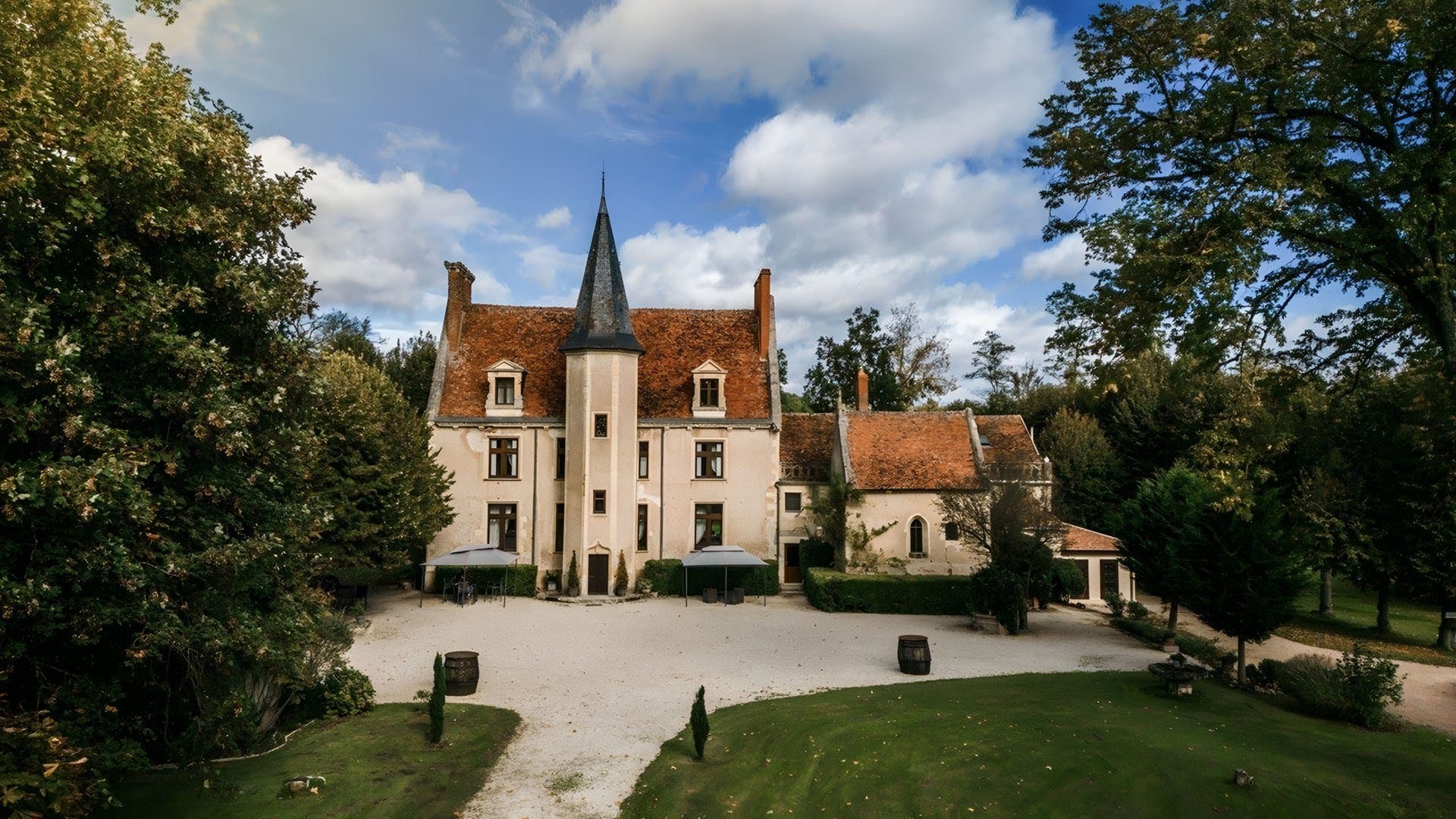 Le château Le Sallay et sa cour d’honneur